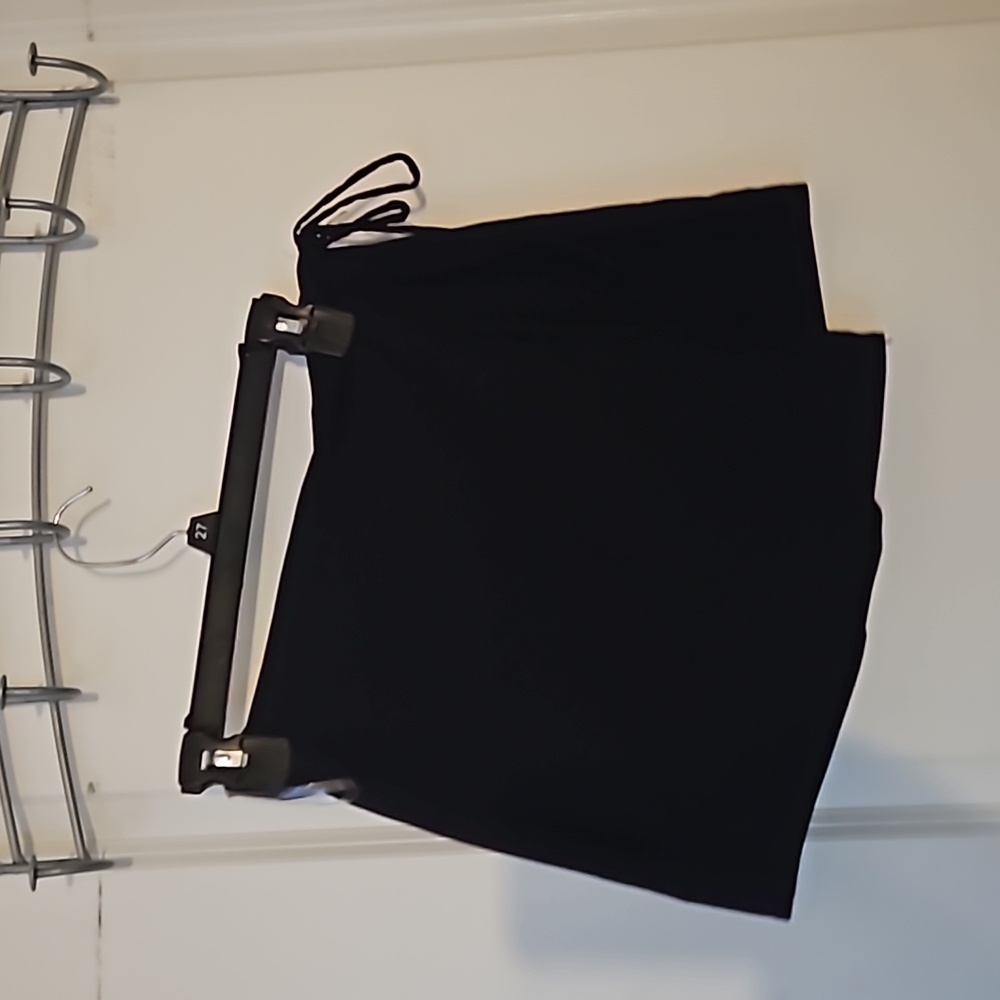 Black woman's ⚫️ short size medium.